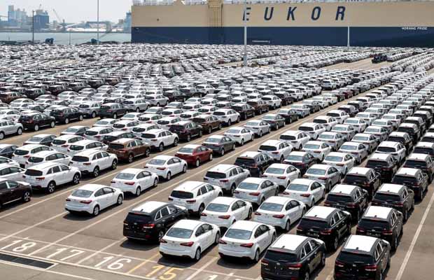 Kia cars awaiting shipment at Pyeongtaek Port_1 (Medium)