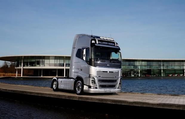 Volvo-Trucks-FH-McLaren-Honda-F1_1
