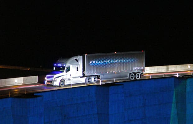 Freightliner Technologiepremiere in Las Vegas. Erster autonom fahrender Truck mit Straßenzulassung für Nevada