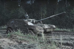 Video: Renault Duster protiv tenka T-80