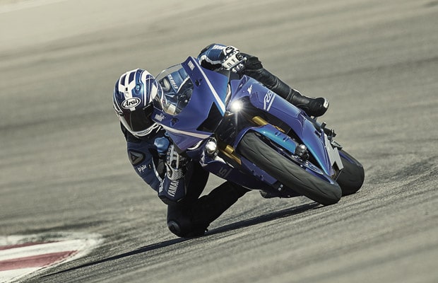 2017-yamaha-yzf-r6-eu-race-blu-action-001